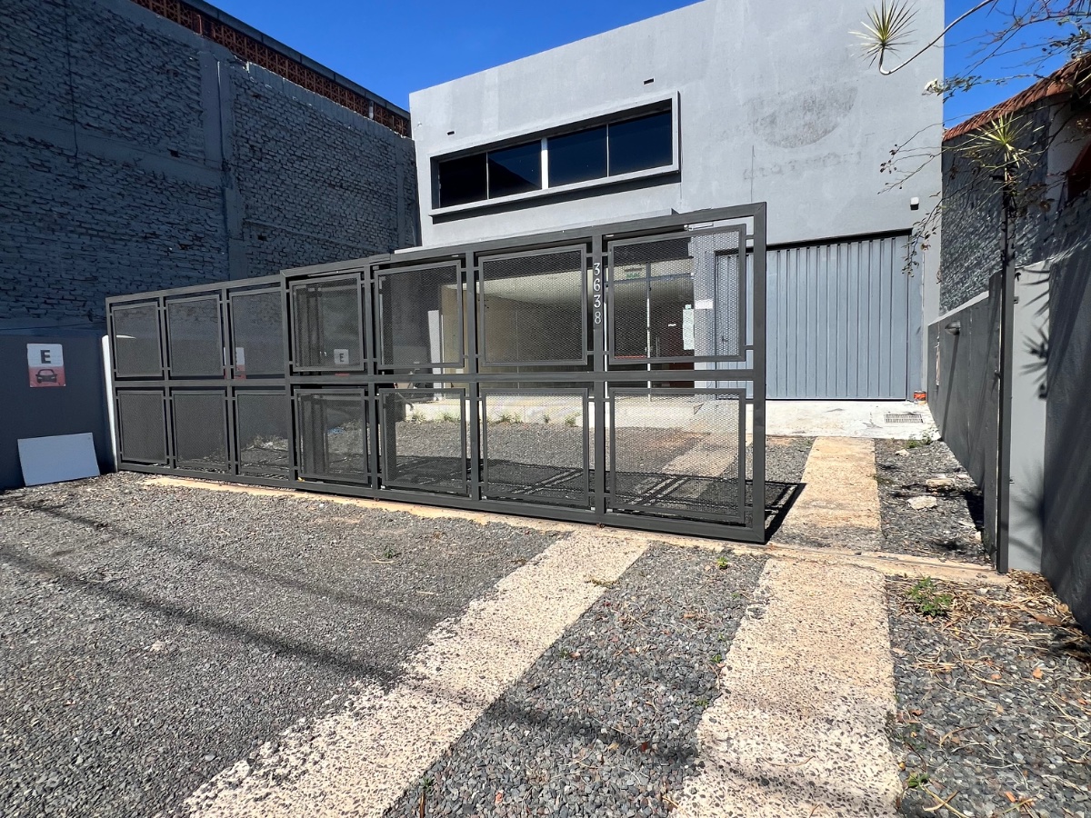 Alquiler de depósito industrial en Mburicao con showroom y oficinas
