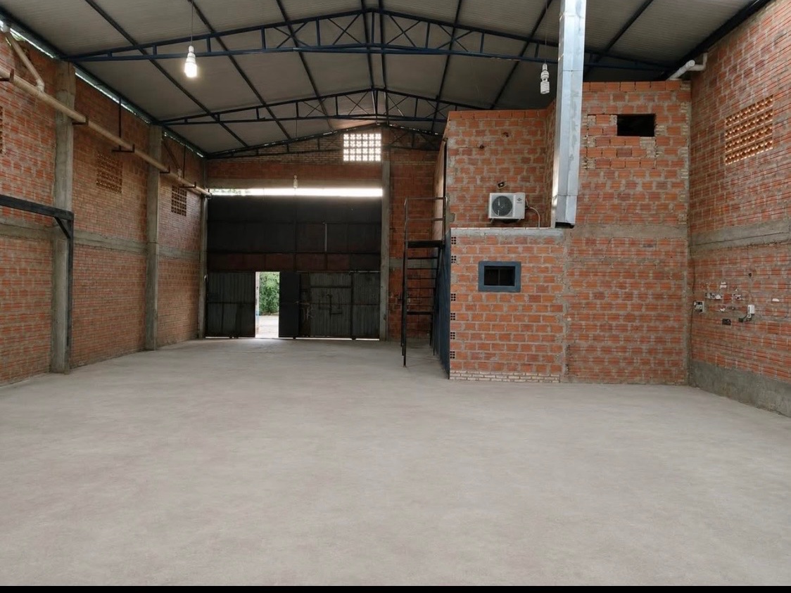 Industrial warehouse of 300 sqm in Laurelty, Luque