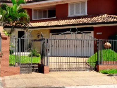 Spacious Residence for Sale in Barrio Herrera, Asunción