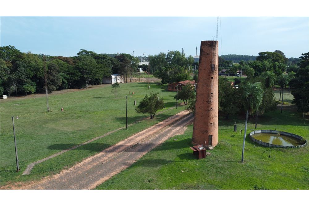 Campo à venda com depósitos e escritórios em Liberación