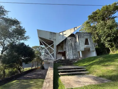 Casa a terminar à beira do rio no Paraná Country Club