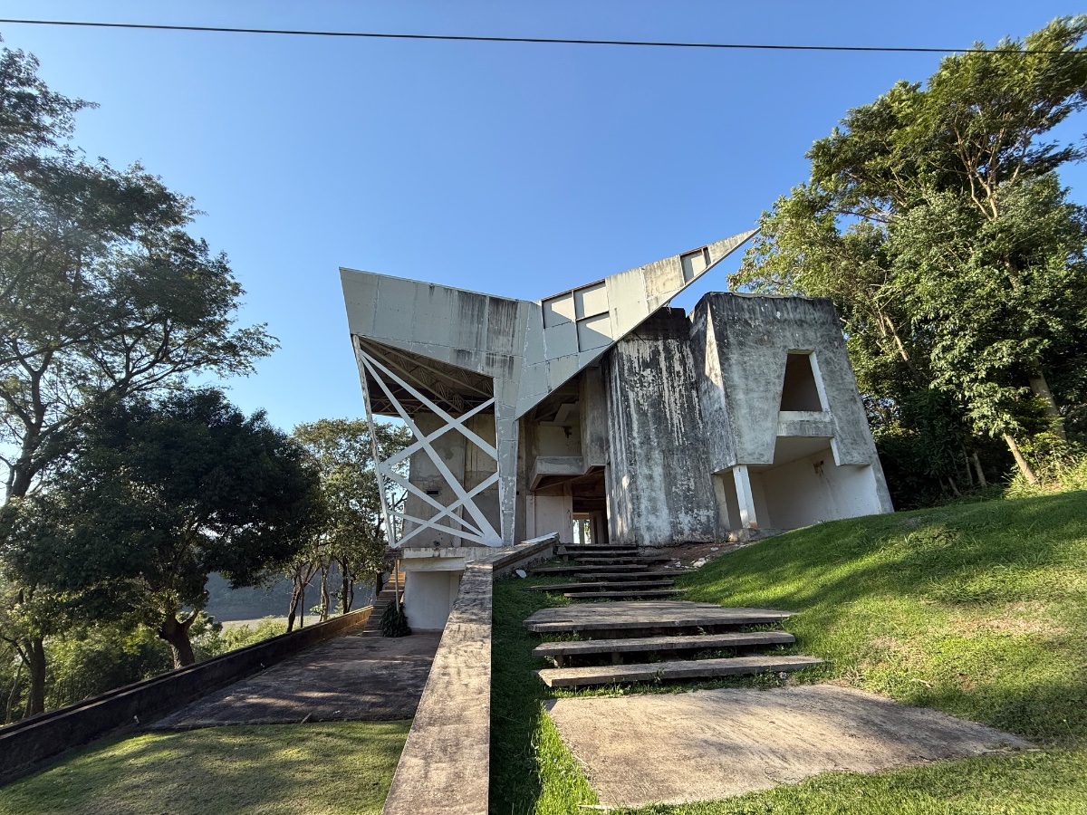 Casa a terminar à beira do rio no Paraná Country Club