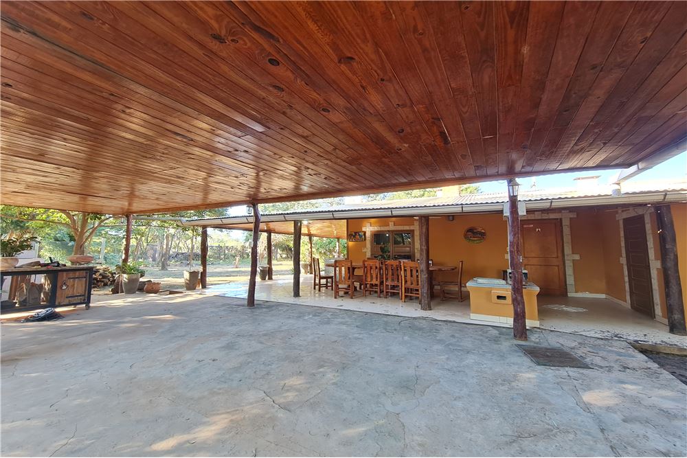 Casa amoblada en alquiler con oficina en Loma Plata