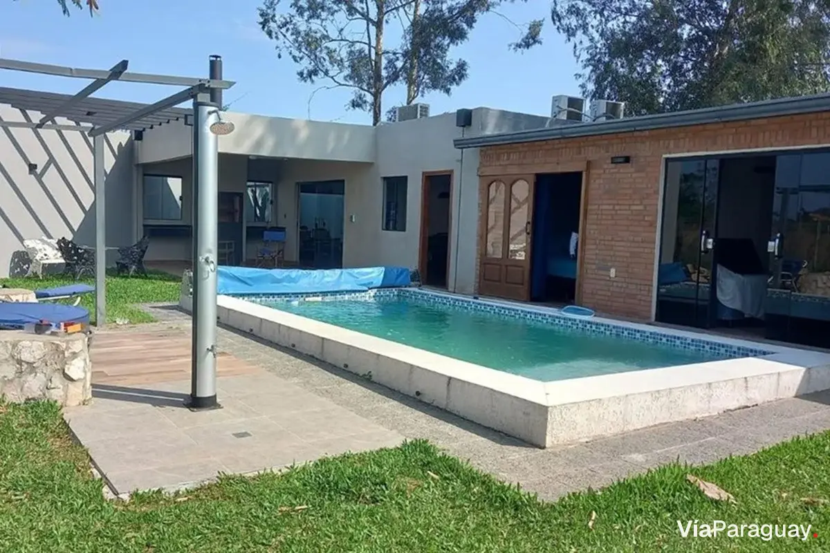 Casa mobiliada para alugar com piscina em Costalago, Ypacaraí
