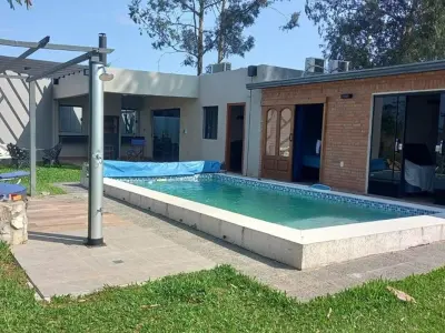 Casa mobiliada para alugar com piscina em Costalago, Ypacaraí