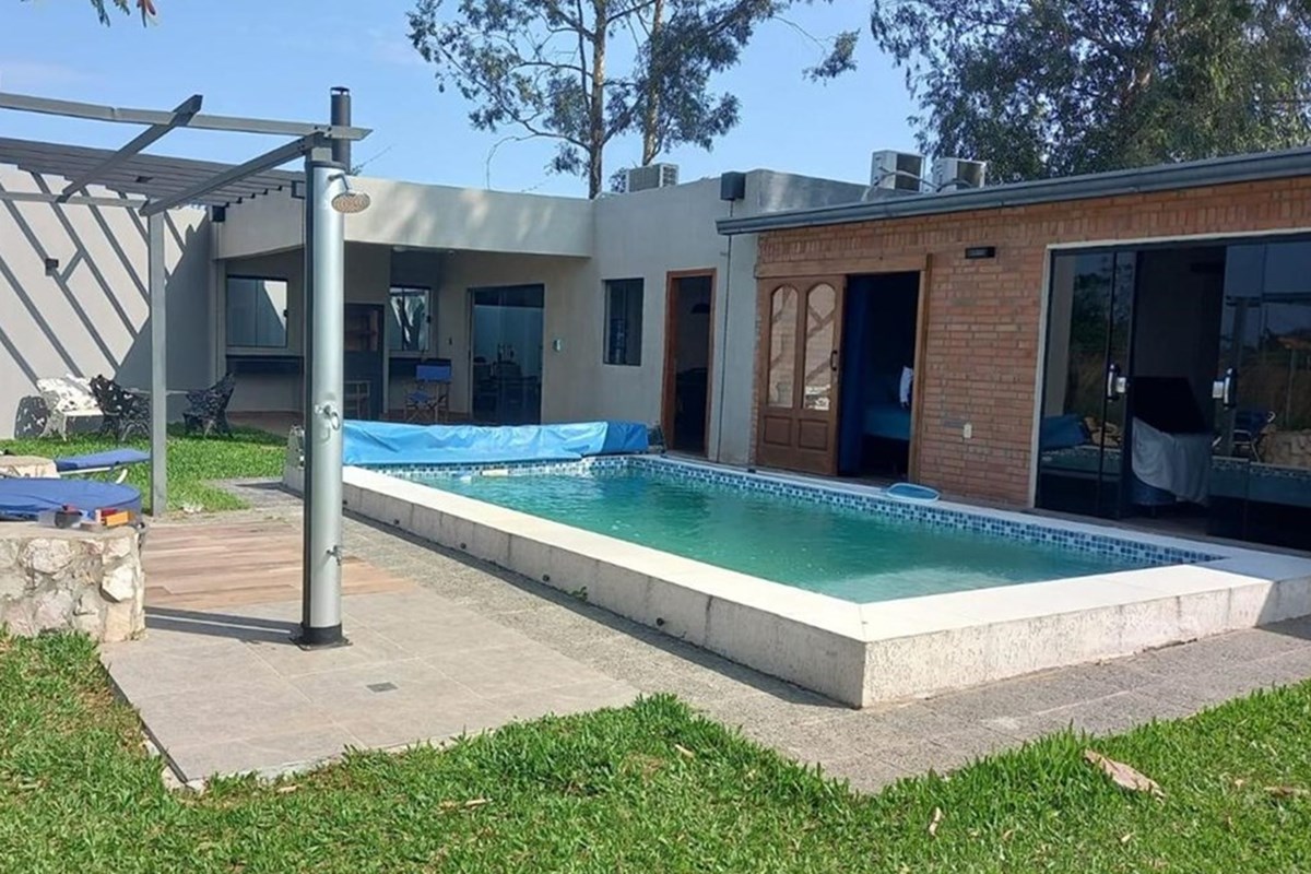 Casa mobiliada para alugar com piscina em Costalago, Ypacaraí