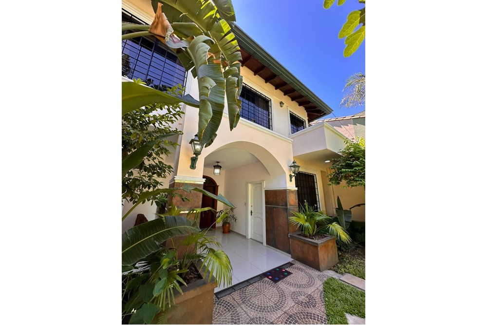 Furnished house for rent in Carmelitas, Asunción