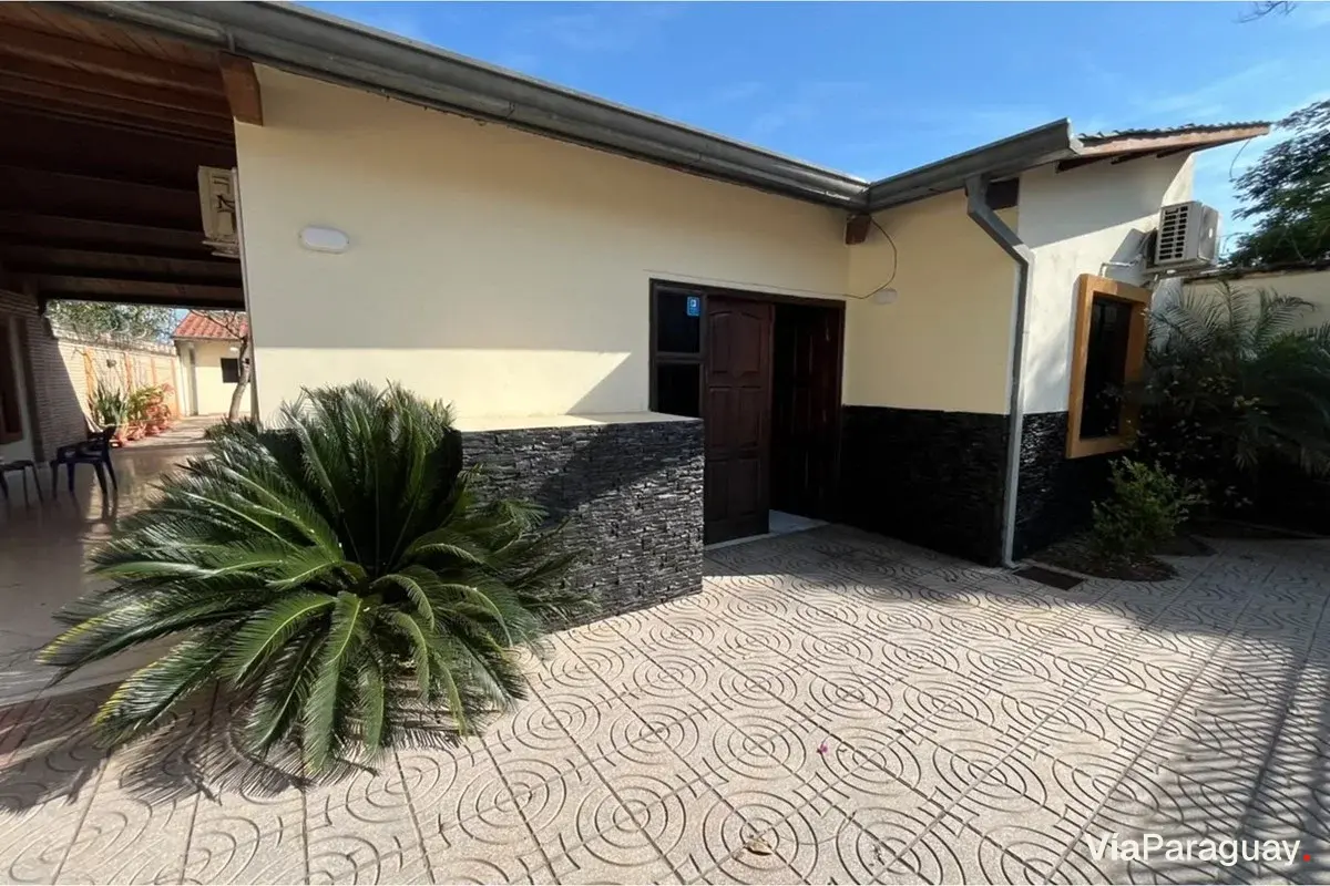 Casa mobiliada à venda com piscina em Capiata