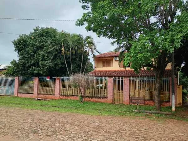 Casa ampla à venda no bairro Primavera, Luque