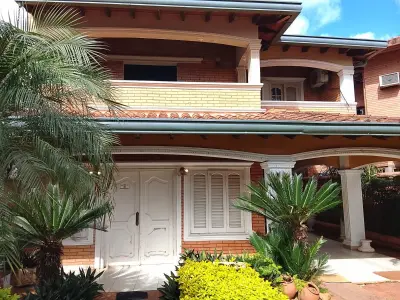 Casa amplia en venta en Bernardino Caballero, Fernando de la Mora