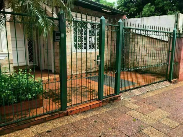 Casa ampla à venda em Fernando de la Mora Norte | 5 quartos