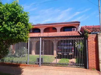 Casa amplia en venta en Fernando de la Mora zona sur