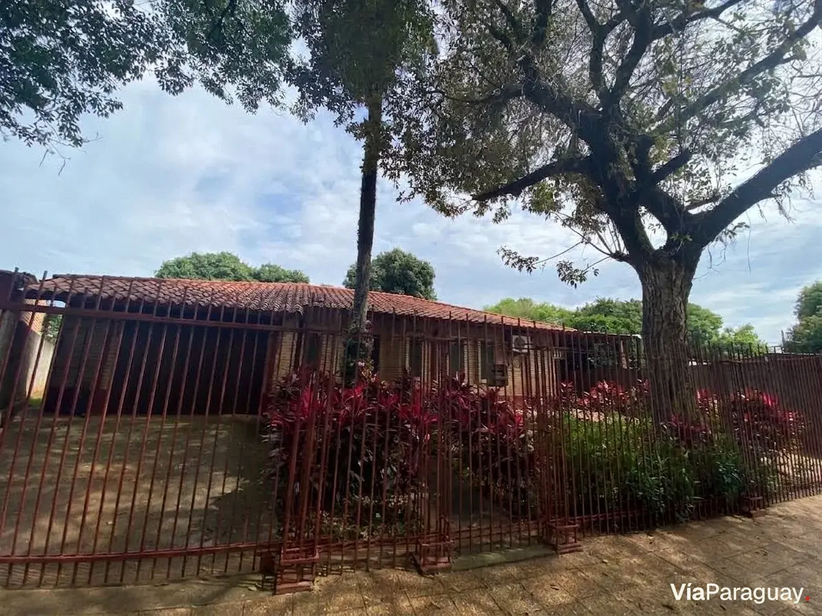 Casa amplia en venta en Laurelty, Luque