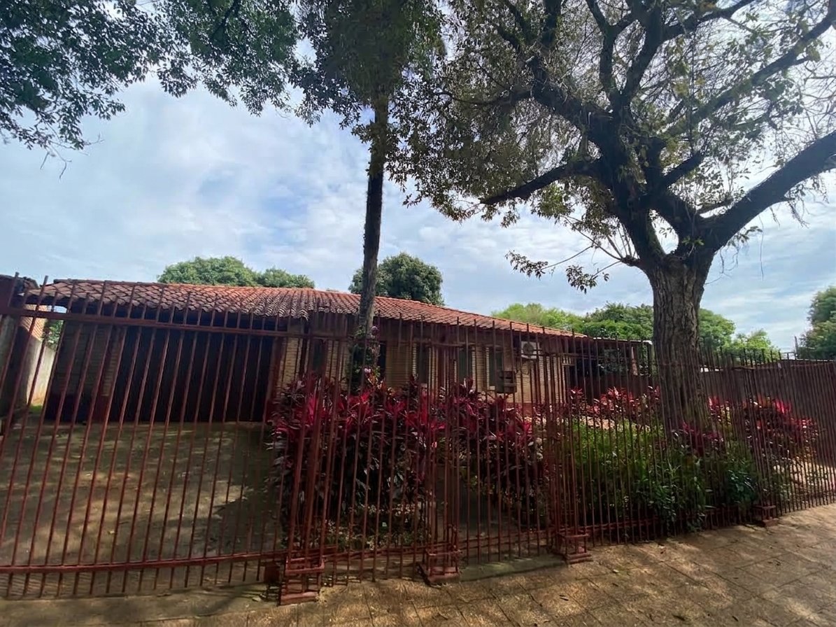 Spacious house for sale in Laurelty, Luque
