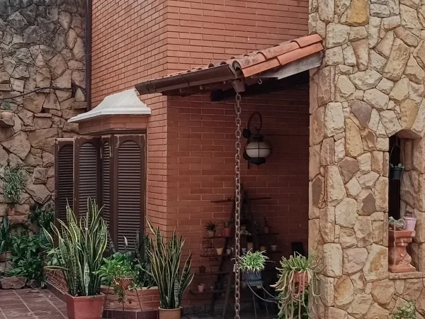 Casa com apartamentos e lojas comerciais à venda, Assunção
