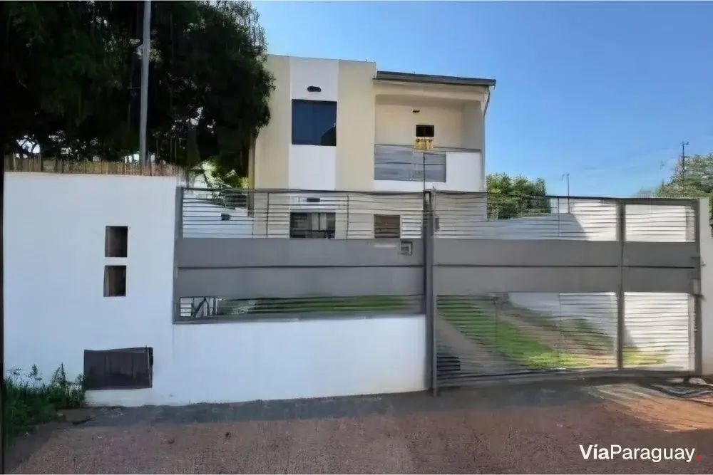 Casa com dúplex e terreno de esquina à venda em Villa Elisa