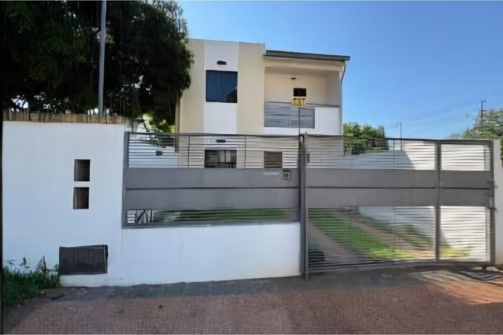 Casa con dúplex y terreno en esquina en venta en Villa Elisa