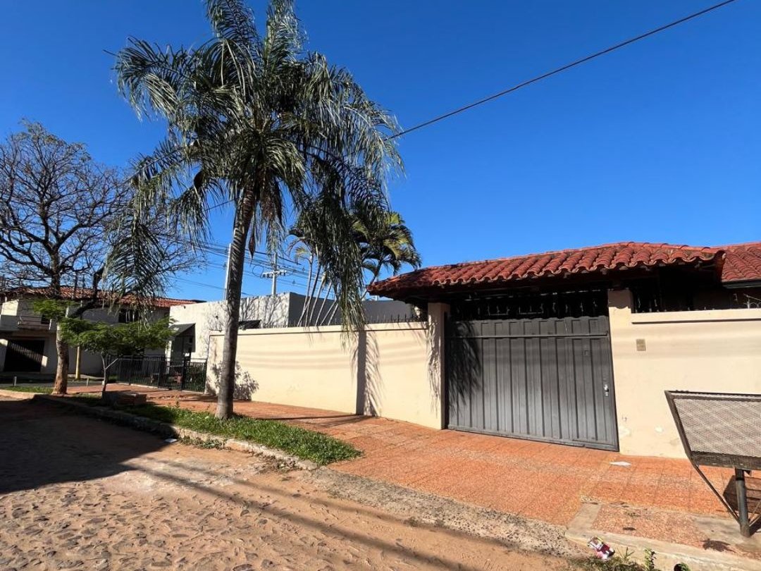 Casa com Espaço Comercial em Esquina em Villa Ofelia, Fernando de la Mora