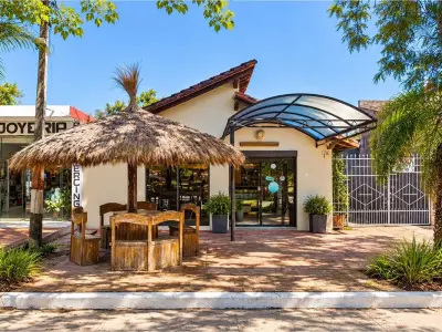 Casa con local comercial en venta en Guarambaré