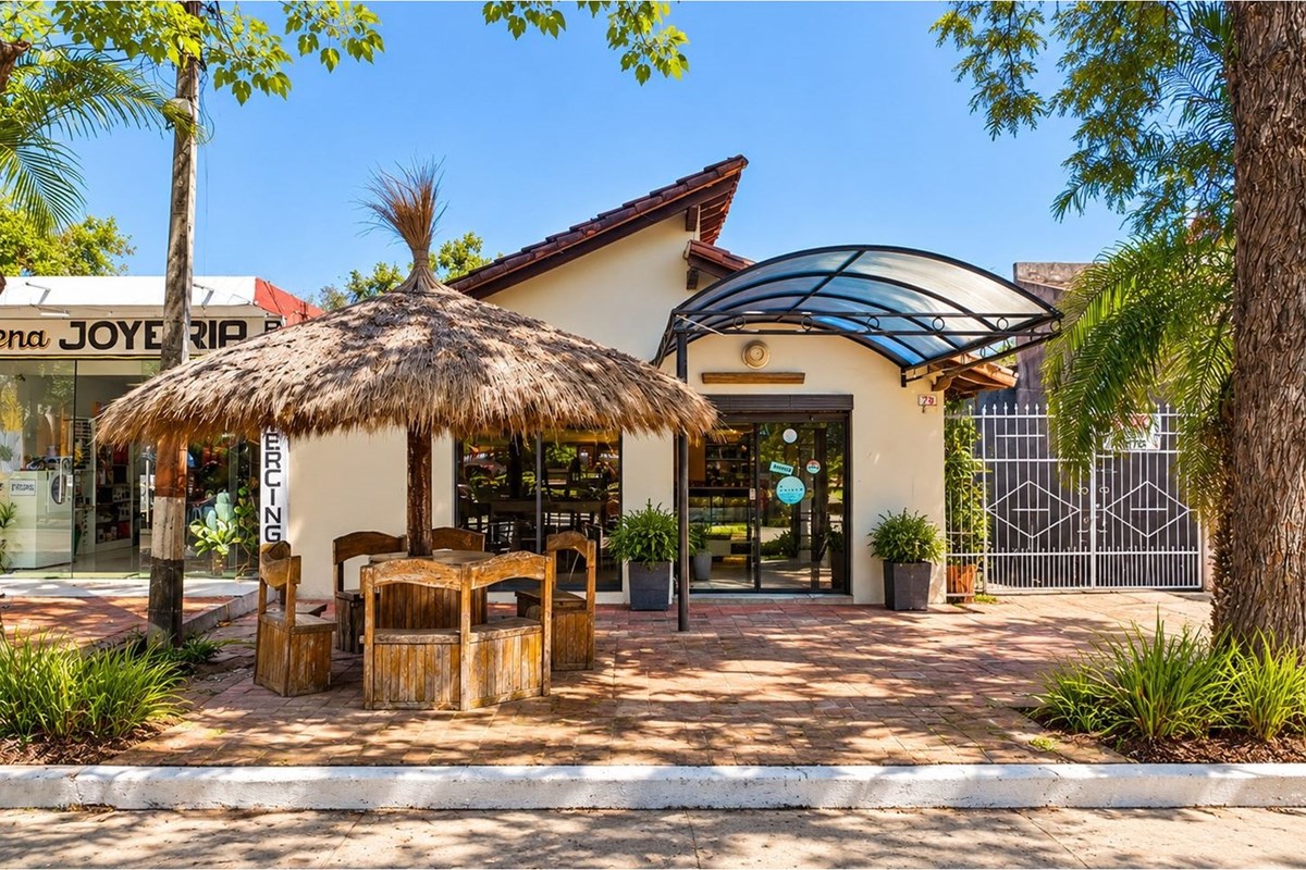 Casa com espaço comercial à venda em Guarambaré
