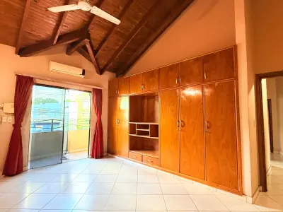 Casa con local comercial y departamento en Villa Elisa