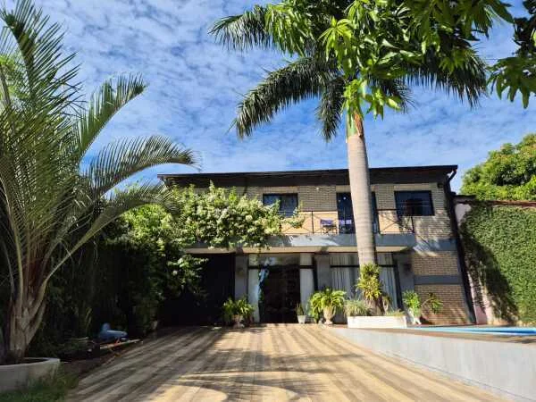 Casa com Piscina e Jardim à Venda, Bairro Don Bosco, Ciudad del Este