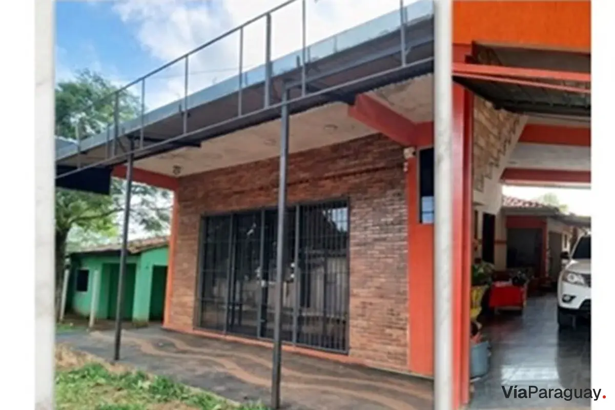 Casa com salão comercial à venda em Capiatá