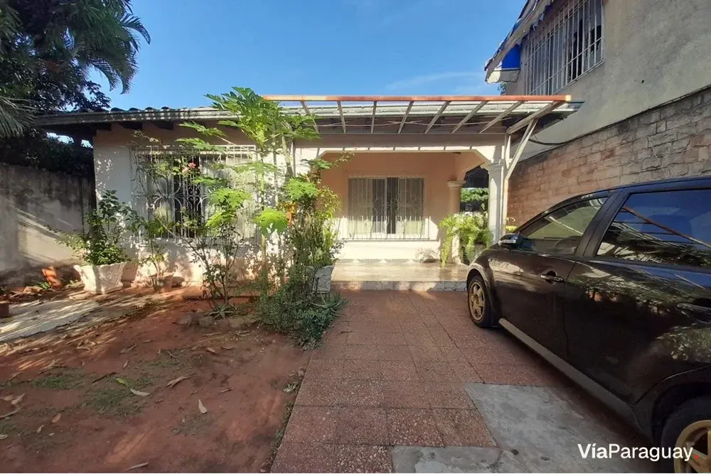 House with commercial hall and apartments for sale in Lambaré