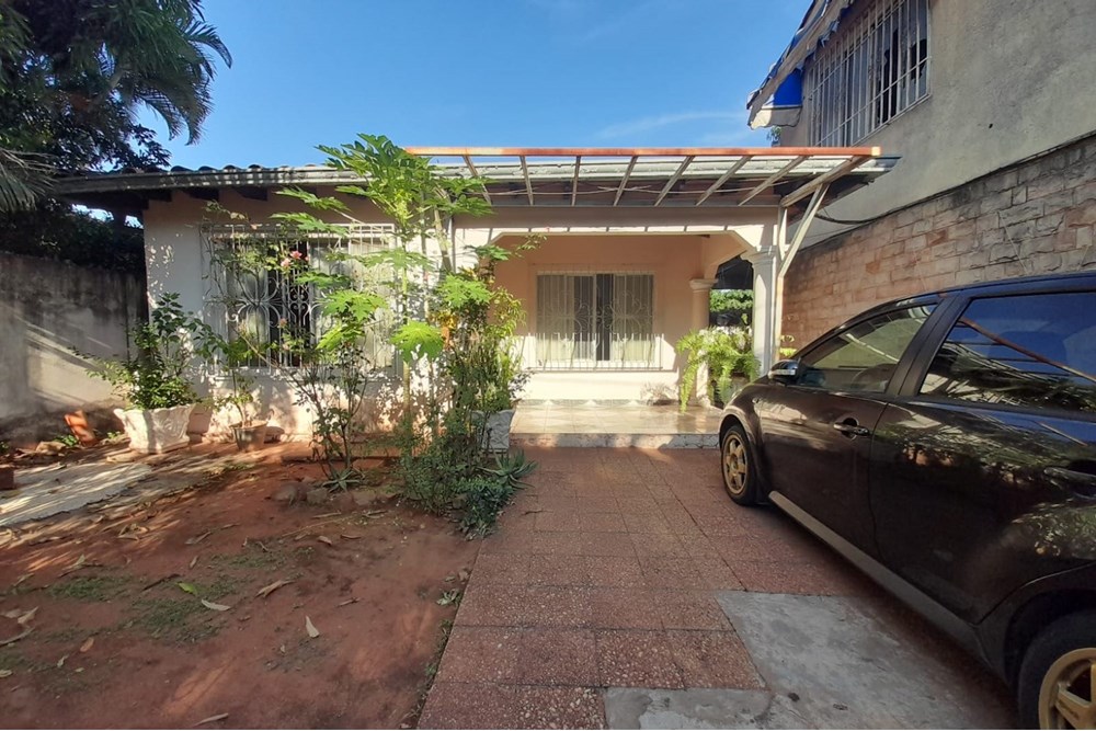 House with commercial hall and apartments for sale in Lambaré