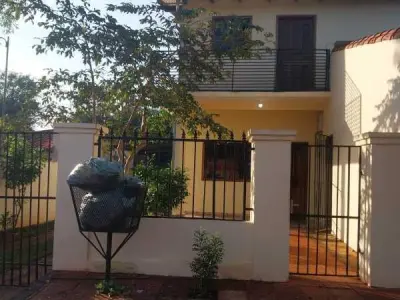 Casa de 2 pisos en venta en Capiata — 3 dormitorios y salón comercial