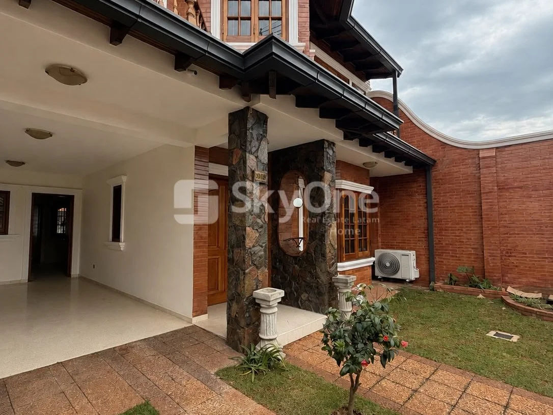 Casa de 3 quartos com construção independente em Ycua Sati