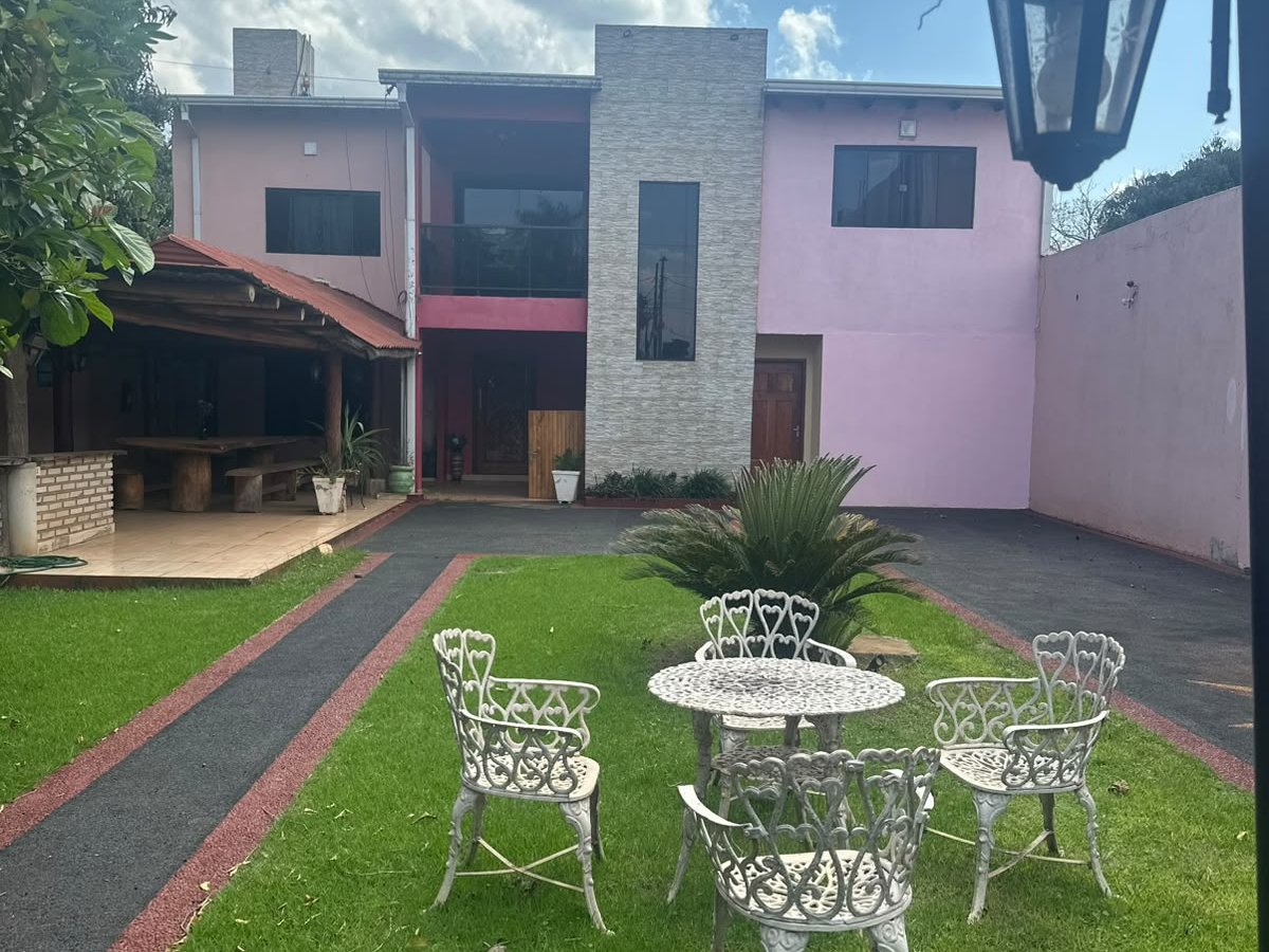 Casa de 3 dormitórios para alugar no Barrio Acaray