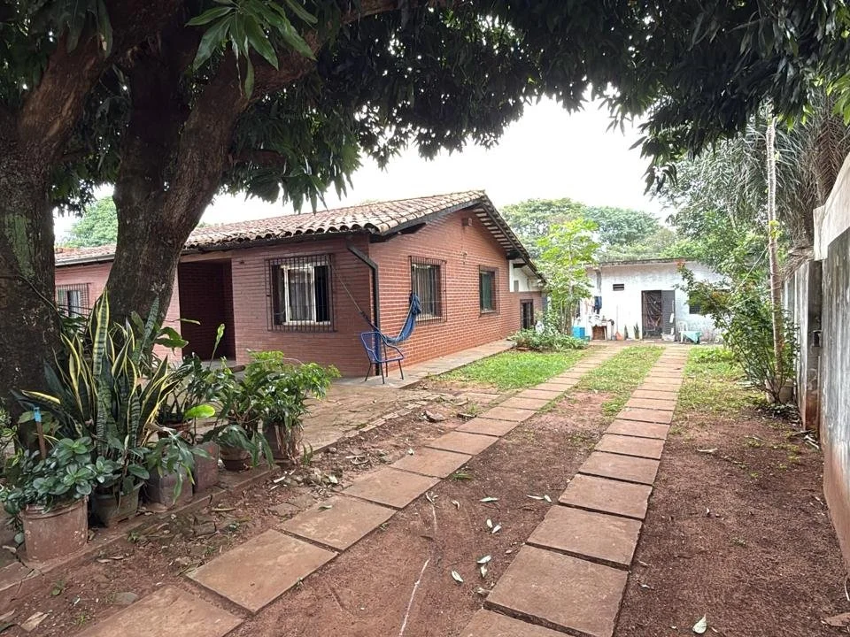 Casa de 4 quartos com amplo terreno na Área 5, Presidente Franco