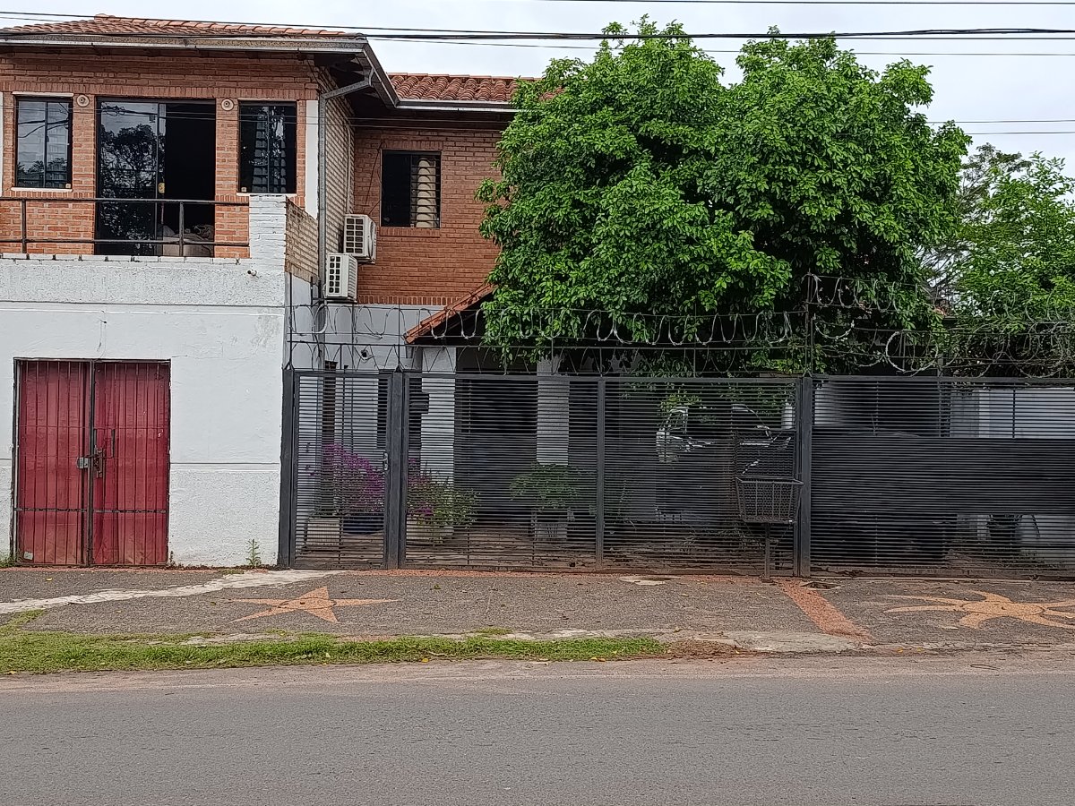 Casa com 4 quartos à venda no bairro Tres Bocas, Fernando de la Mora