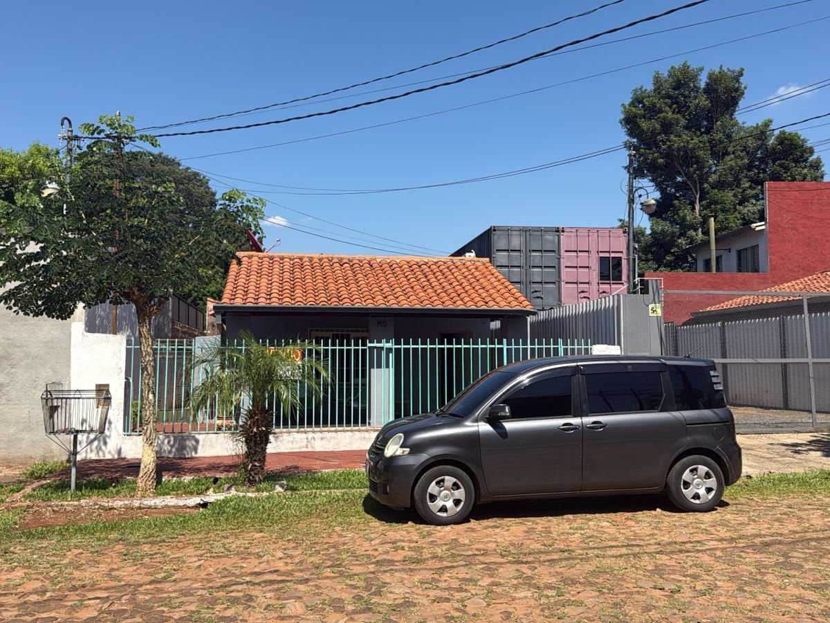 Casa de 5 Dormitorios en Primer Barrio de Luque con Amplio Patio