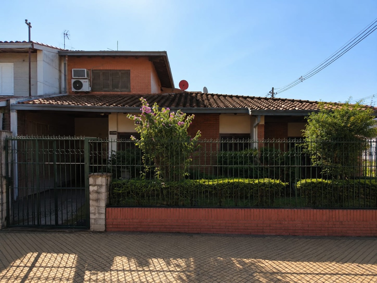 Casa de 6 dormitorios en esquina en Barrio Sajonia, Asunción