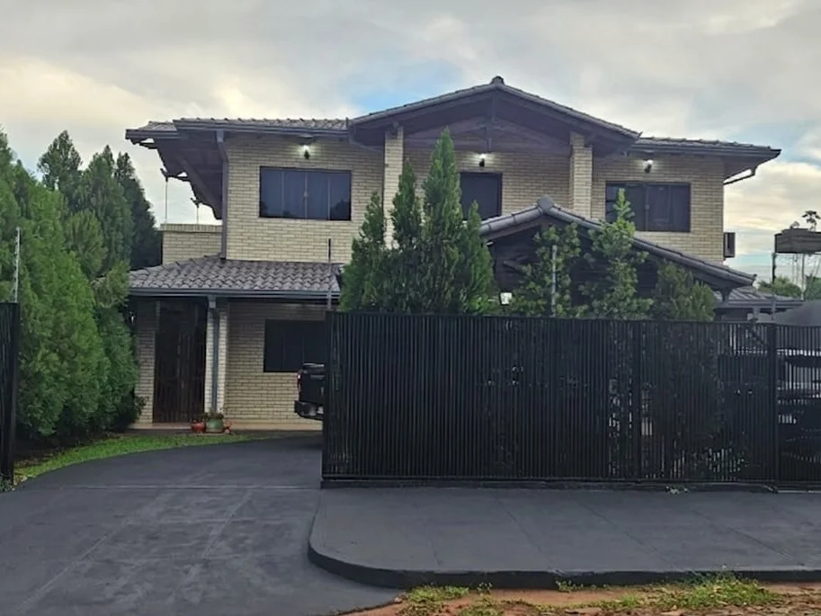 Casa de dois andares com duas piscinas à venda em Ciudad del Este