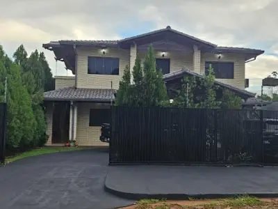 Casa de dois andares com duas piscinas à venda em Ciudad del Este