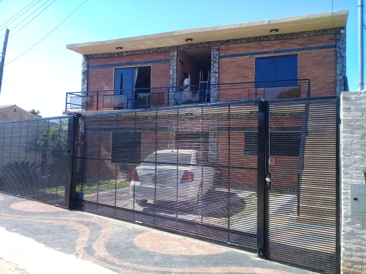 Casa de dois pavimentos com piscina e churrasqueira em San Luis, Mariano Roque Alonso