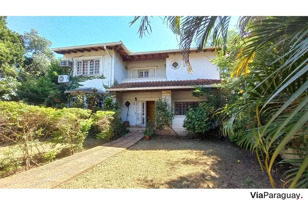 Casa de dos plantas en venta en La Victoria, Lambaré