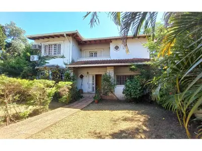 Casa de dos plantas en venta en La Victoria, Lambaré