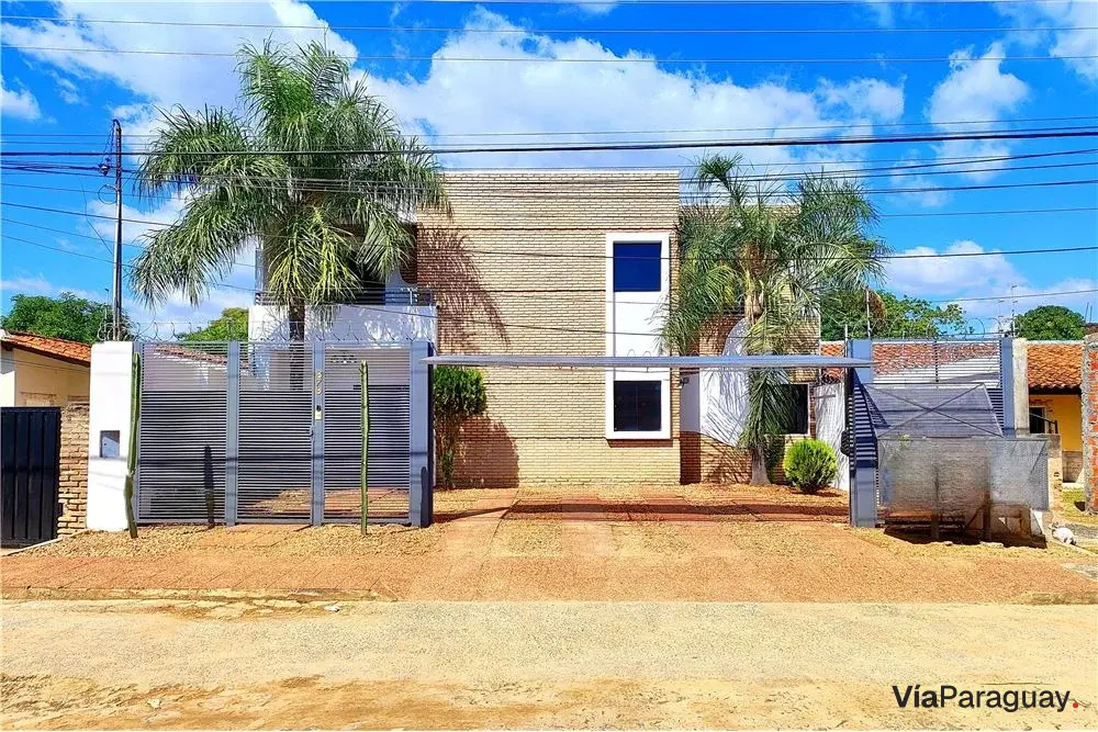 Casa de dos plantas en venta en Mariano Roque Alonso
