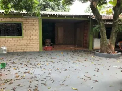 Casa de dos plantas en venta en Presidente Franco — Barrio Las Mercedes