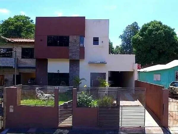 Casa de dois andares à venda em Presidente Franco, perto do centro