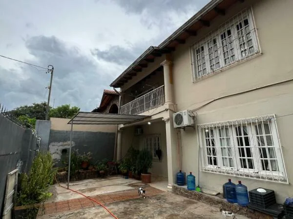 Casa de dos plantas en venta en Valle Apuá, Lambaré