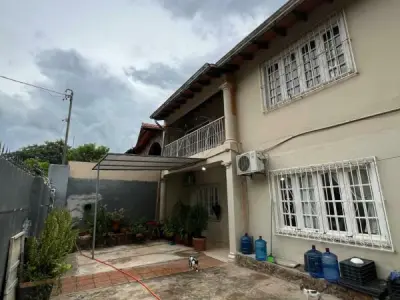 Casa de dos plantas en venta en Valle Apuá, Lambaré