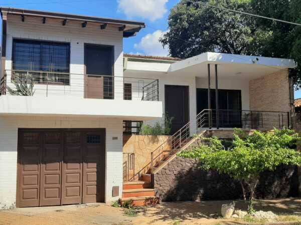 Casa de dos plantas en venta en Vista Alegre, Asunción