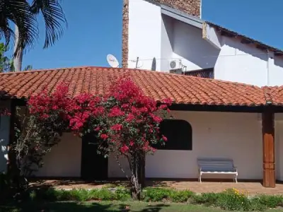 Casa de verão para alugar à beira do lago em San Bernardino