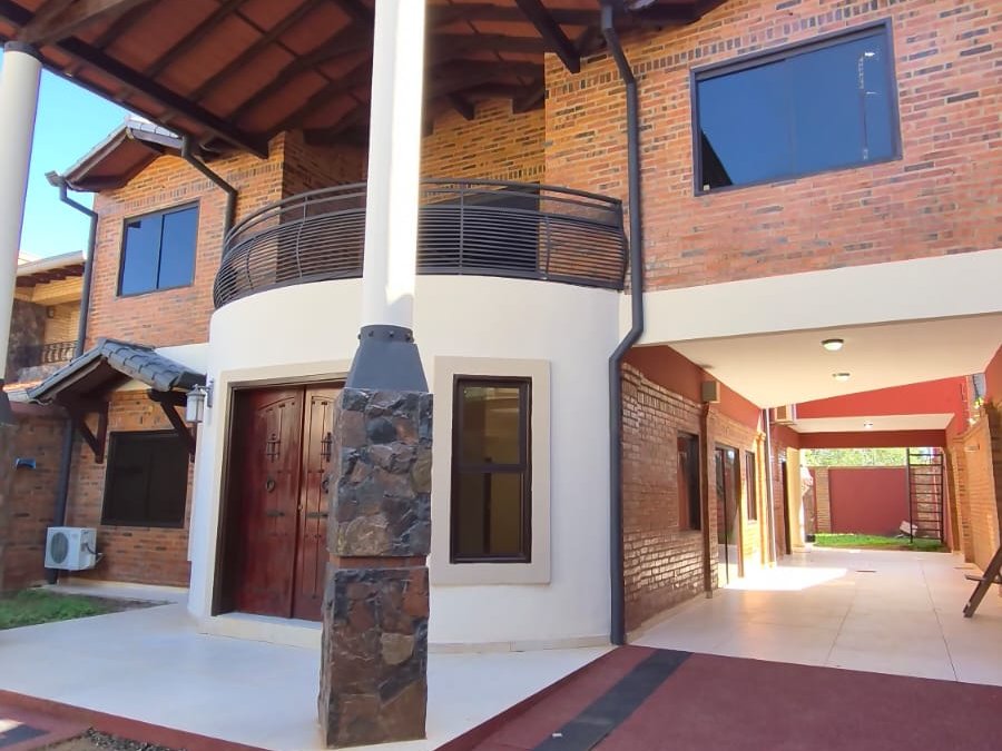Casa en alquiler con 4 dormitorios en Luque