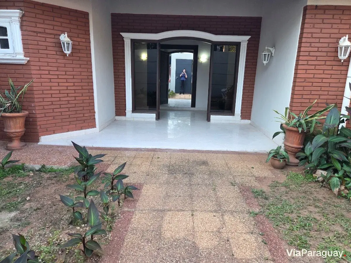 Casa en alquiler con 6 dormitorios en Barrio Kennedy, Lambaré